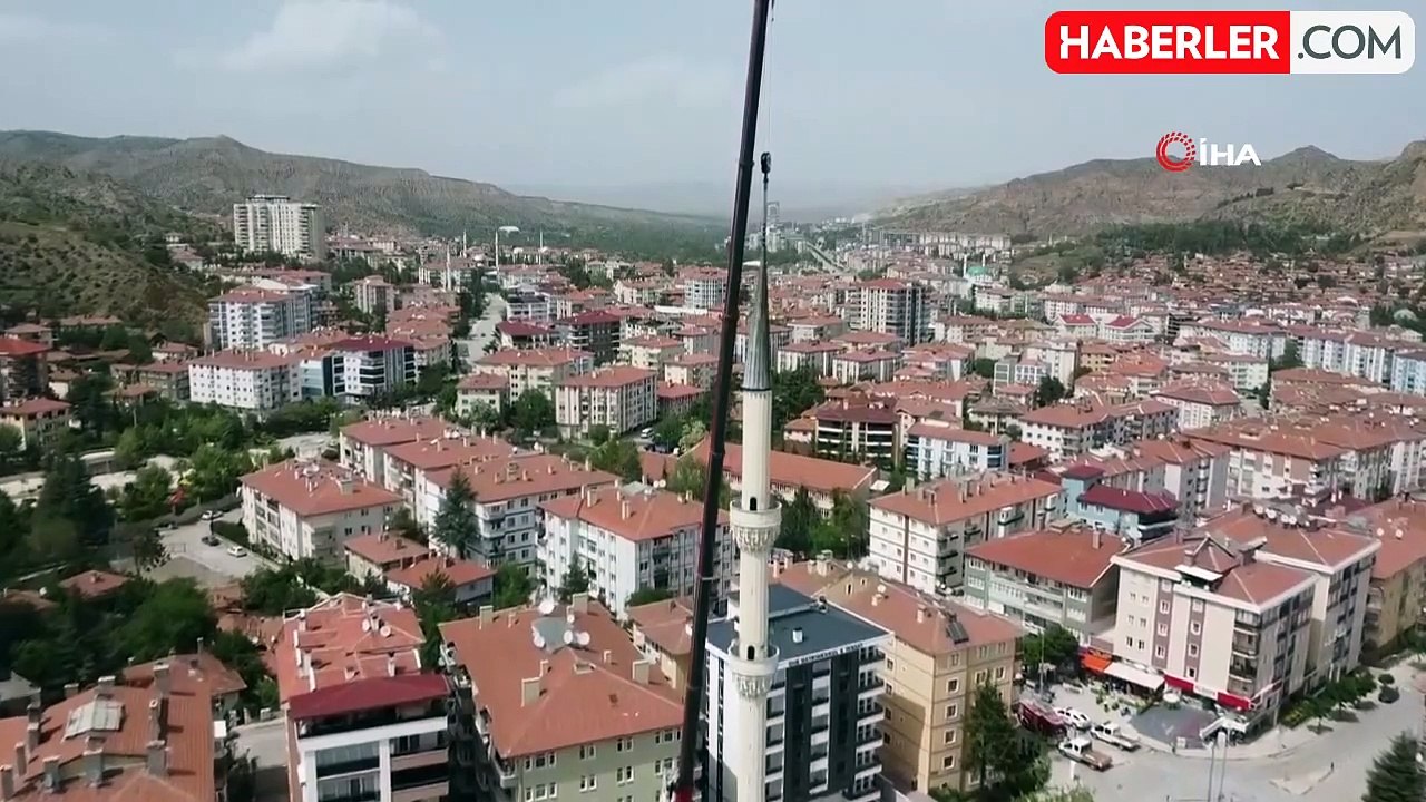 Fırtınada bir minaresi devrilen caminin diğer minaresinin kontrollü yıkımı tamamlandı