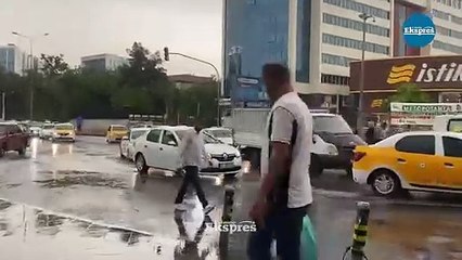 Son 10 gündür mevsim normallerinin üzerinde seyreden sıcak havadan bunalan Diyarbakırlılar, yağmurla birlikte serinledi.