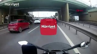 Zeytinburnu D-100 Karayolunda motosiklet kazası kamerada