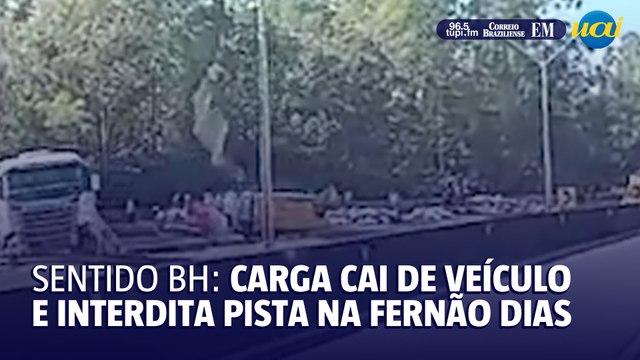 Carga cai de caminhão e interdita pista na Fernão Dias sentido BH
