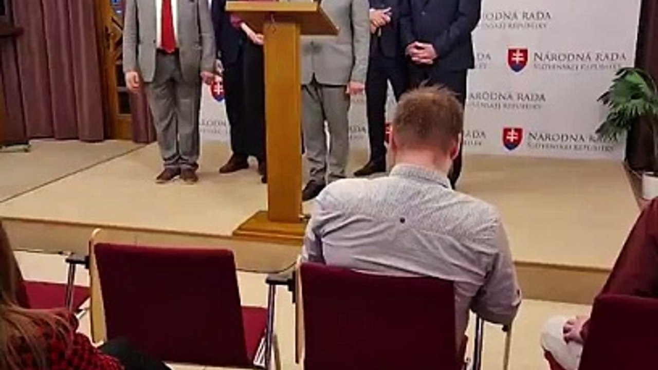 ZÁZNAM: Opozícia apeluje na stiahnutie zmien pri neziskových organizáciách