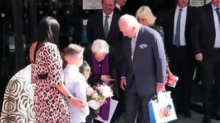 Carlos III retoma sus actos públicos con una visita a un centro contra el cáncer