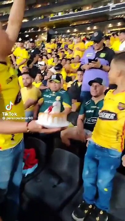 Le cantaron en el estadio