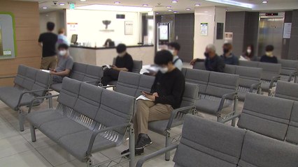 내일부터 병원도 마스크 해제...코로나19 위기단계 하향 / YTN