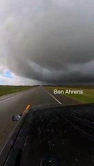 "Caçador de tempestades" captura momento que é atingido por carreta durante tornado, nos EUA