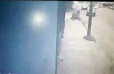 Ladrones se llevan maletín con dinero y la víctima los atropella para recuperarlo