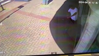 Câmera flagra ciclista atingindo vidraça de loja no Centro