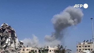 الدخان يتصاعد فوق المباني المدمرة جراء القصف على غزة