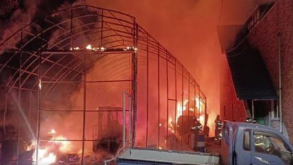 시흥시 비닐하우스에서 불...옆 건물에서 대피하던 2명 다쳐 / YTN