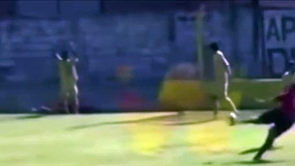 Sbatte contro un muro a bordocampo: calciatore 23enne muo** durante la partita