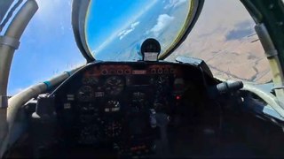El piloto de un HA-220 Super Saeta graba desde la cabina del avión en pleno vuelo.