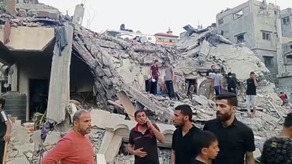 فلسطينيون يتفقدون الدمار اللاحق في ممتلكاتهم في دير البلح