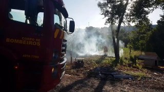 Corpo de Bombeiros combate incêndio em vegetação no Periolo