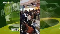Perrito se quedó atascado en las escaleras de un centro comercial en Bogotá, así lo rescataron