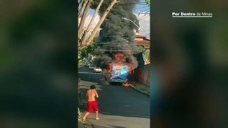Incêndio destrói ônibus no bairro Santa Terezinha, em BH