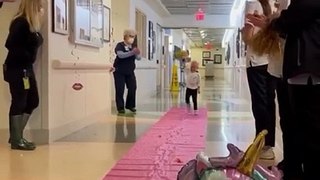 Menina de 4 anos toca sino no final do tratamento contra cancro