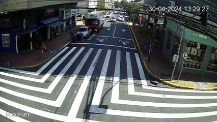 Câmera flagra acidente que deixou jovem ferida no centro de Apucarana