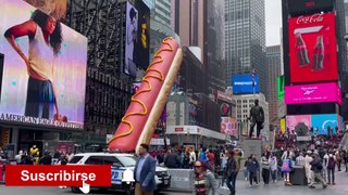 Hot dog de 20 metros en Times Square desafía al capitalismo de EU