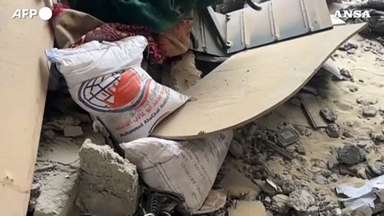 Gaza, lancio di pacchetti di aiuti umanitari sulla citta'