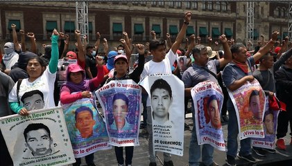 Familiares de los 43 levantan plantón instalado frente a Palacio Nacional