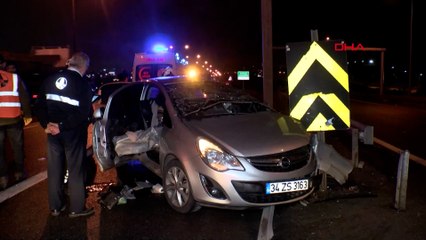 Download Video: İstanbul'da TEM Otoyolu'nda otomobil bariyerlere saplandı: 1 ölü, 1 yaralı