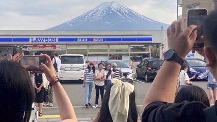 '후지산 셀카 성지' 日 편의점 앞 가림막 설치 / YTN
