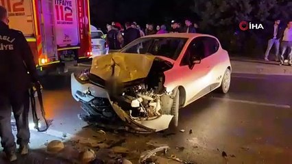 Trafik ışıklarında 2 otomobil çarpıştı: 1 yaralı