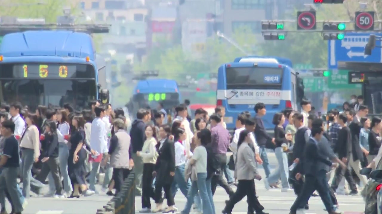 [날씨] 중부 맑고 따뜻, 남부 흐리고 호남 소나기...내일 아침 쌀쌀 / YTN
