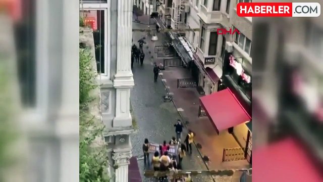 İstiklal Caddesi'nde Gösteri Yapan Gruba Polis Müdahalesi: 15 Kişi Gözaltına Alındı