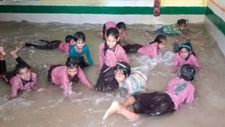 Video: क्लासरूम बना स्विमिंग पूल, स्कूल में नहाते हुए बच्चों का वीडियो वायरल
