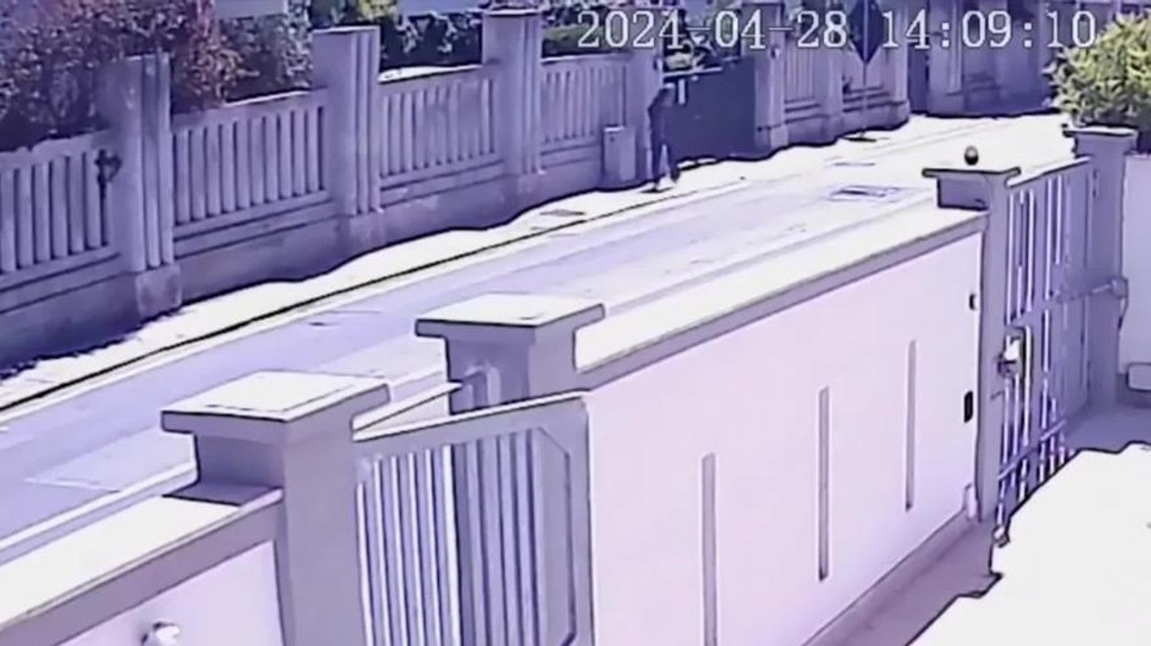 Brindisi, auto contro un muro: pedone salvo per miracolo