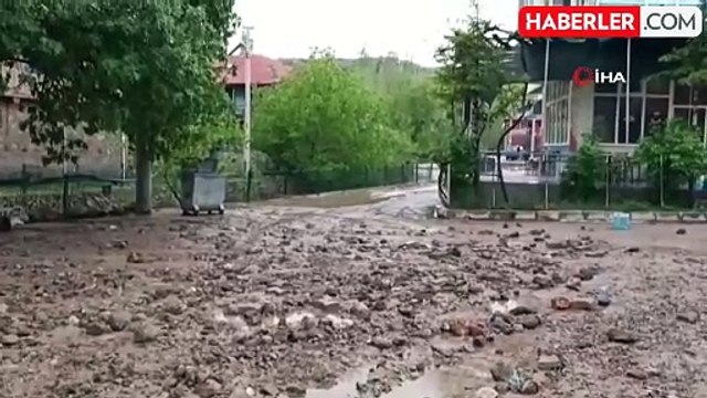 Şuhut'ta Sel Baskını: Sel Suları Parke Taşlarını Sürükledi