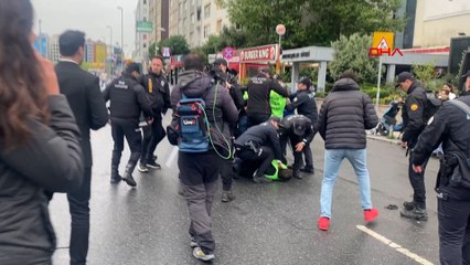 Скачать видео: Mecidiyeköy'de Taksim'e çıkmak isteyen gruba polis müdahalesi