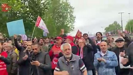 İşçiler Saraçhane meydanından Taksim'e doğru yürüyor