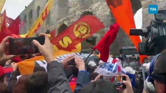 Unkapanı kemerlerinin olduğu polis barikatlarına gelen korteje polis, biber gazı ve plastik mermi ile müdahale ediyor