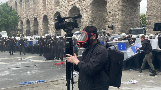 Saraçhane'de polis dağılın uyarısı yapıyor, kalabalık Her yer Taksim her yer direniş sloganları atıyor
