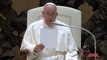 Papa Francesco sulle fabbriche delle armi: «Terribile guadagnare con la morte»