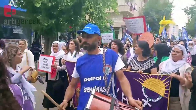 DEM Partili milletvekilleri ve Belediye eşbaşkanları 1 MAyıs kutlamalarına katıldı