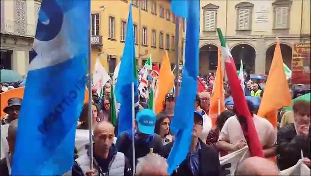 Festa del lavoro a Prato, corteo e bandiere