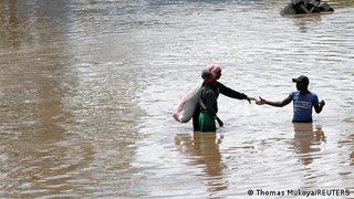 Kenya floods displace at least 190,000 people