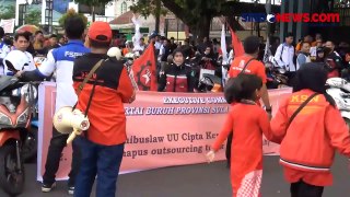 Ratusan Buruh Bakar Papan Tuntutan saat Peringatan May Day di Makassar