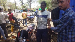 बाइक चोर को पकड़ा, धुनाई कर किया पुलिस के हवाले