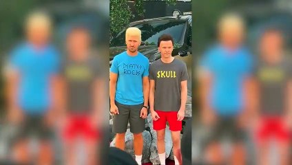 Ryan Gosling e Mikey Day aparecem vestidos como Beavis e Butt-Head do "Saturday Night Live", no tapete vermelho da estreia de "The Fall Guy"