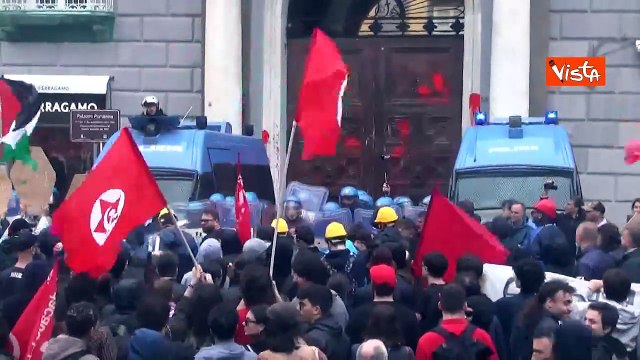Primo Maggio a Napoli, lancio di vernice contro il portone della sede di Confindustria