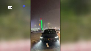 أمطار غزيرة تغلق المدارس وتغمر الطرق في أرجاء السعودية