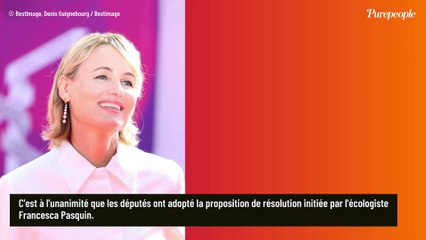 Judith Godrèche en larmes et visiblement éprouvée à l'Assemblée nationale après un combat gagné à l'unanimité