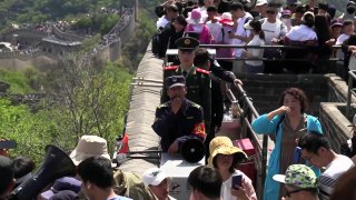 تدفق السياح الصينيين باتجاه سور الصين العظيم مع بدء عطلة 