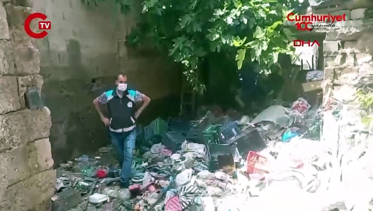 Yalnız yaşadığı evden 3 kamyon çöp çıktı