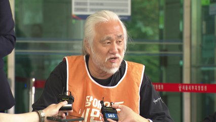 '지하철역에 스티커 수백 장' 장애인단체 대표 1심 무죄 / YTN