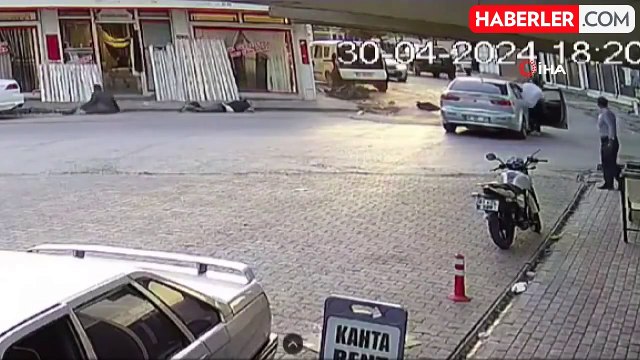 Motosiklet ile otomobilin çarpışma anı kamerada